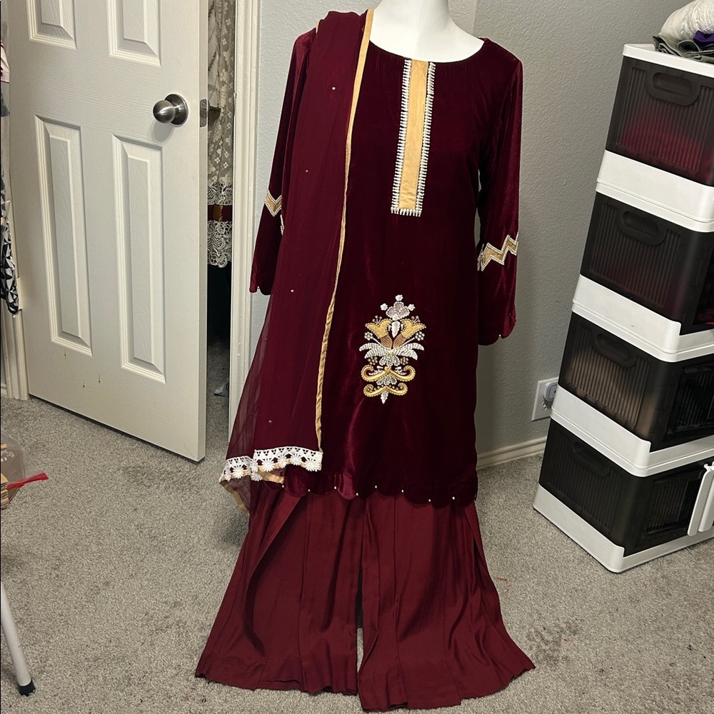 Velvet shalwar kameez maroon with palazzo and Duppatta. Gold white Pearl. Size S